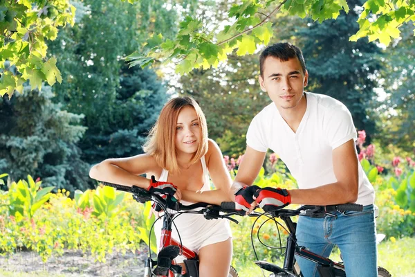 Pareja con sus bicicletas — Foto de Stock