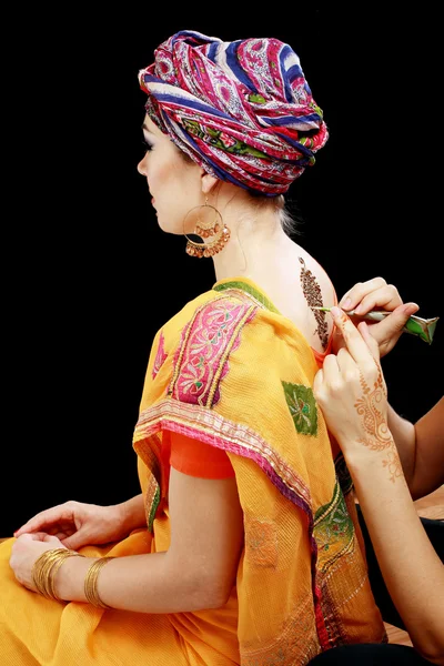 Henna applying on the back — Stock Photo, Image