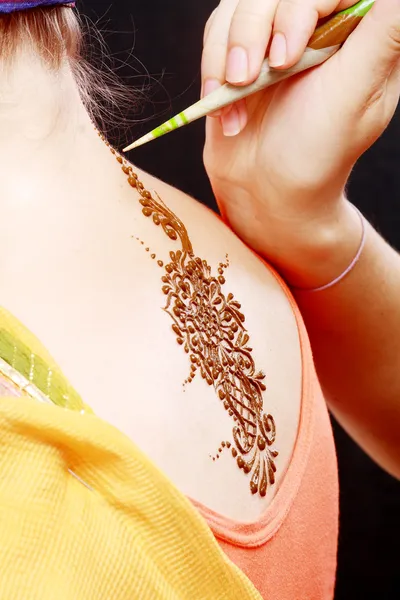 Henna auf den Rücken auftragen — Stockfoto