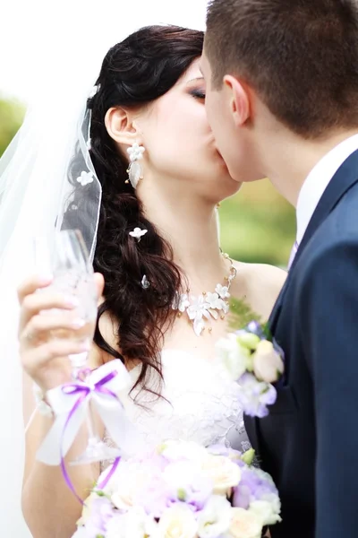 Jeune couple marié embrasser — Photo