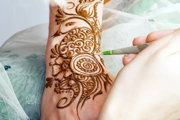 Henna jest stosowana — Zdjęcie stockowe