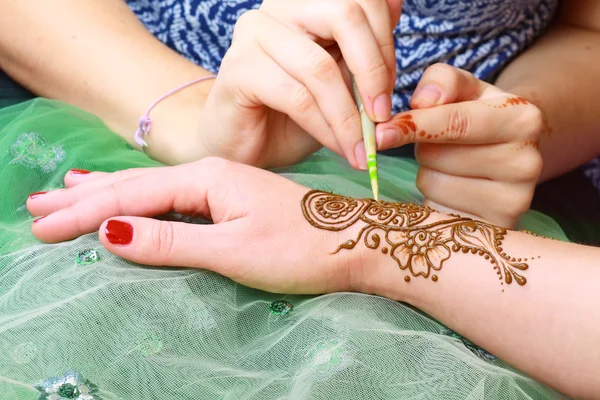 Henna wordt toegepast — Stockfoto
