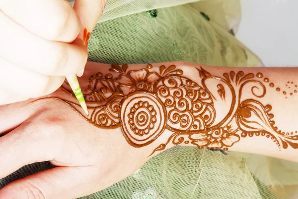 Henna being applied — Stock Photo, Image