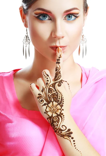 Frau Gesicht Henna auf der Hand — Stockfoto