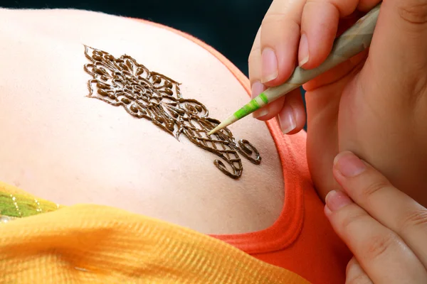 Henna toe te passen op de achterkant — Stockfoto