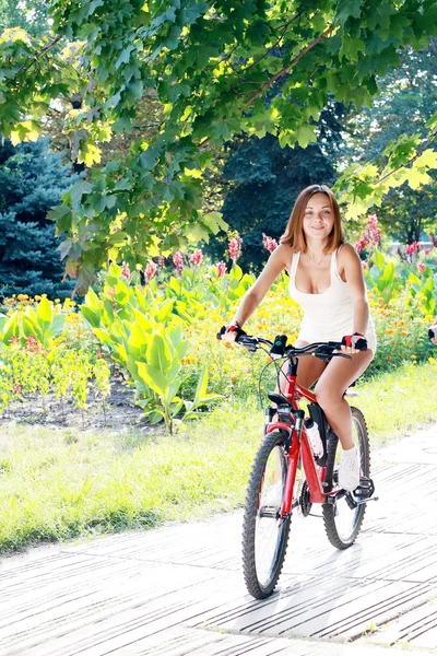 Chica está montando en una bicicleta — Foto de Stock