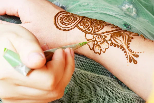 Henna being applied — Stock Photo, Image