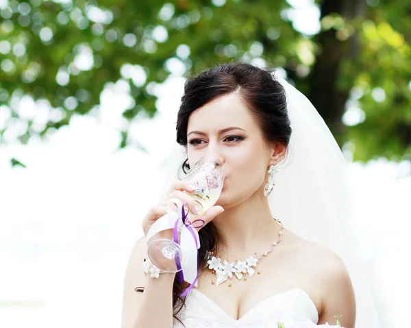 Bride celebrates champagne — Stock Photo, Image