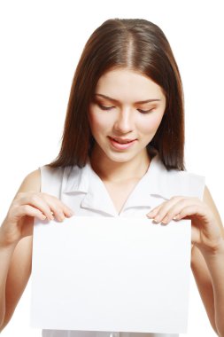 kadın büyük kartta bulunur.