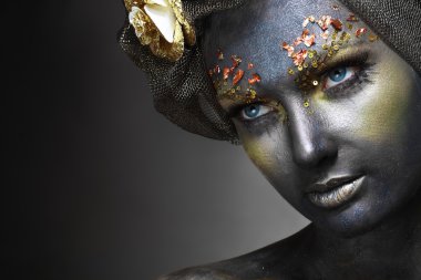 siyah yüzü olan kadın