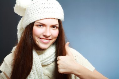 Kış kadın thumbs-up