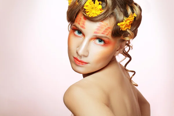 オレンジ色の功妙な顔を持つ女性 — ストック写真