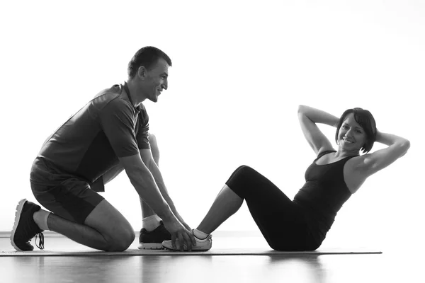 Mulher faz situps com treinador — Fotografia de Stock