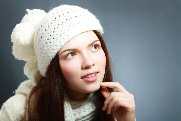 Brunette over blauw — Stockfoto