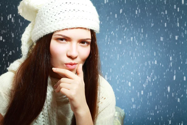 Brunett tjej över blå snöiga — Stockfoto
