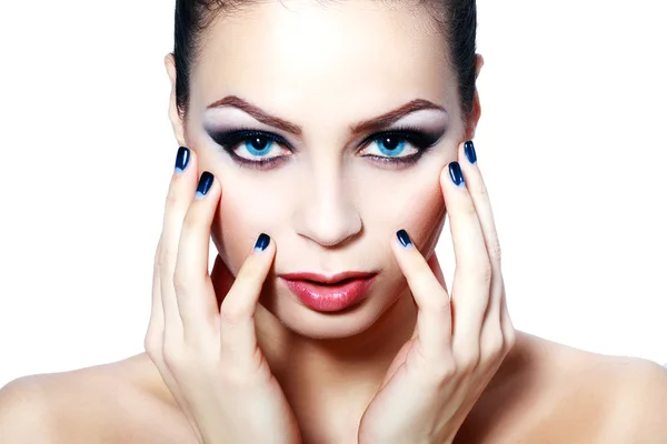 Vrouw met helder blauwe ogen — Stockfoto