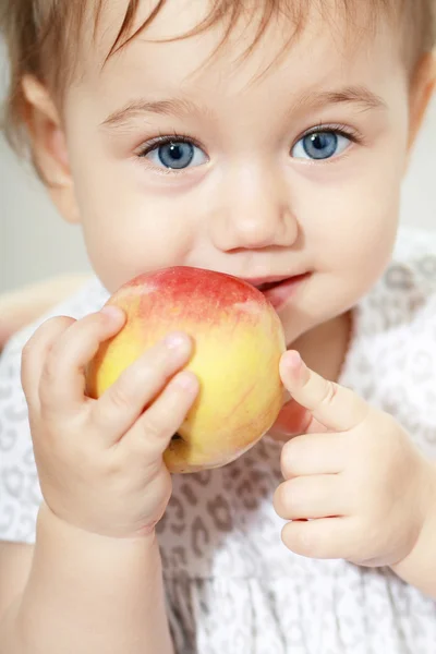 Girl eating apple — Stock Photo, Image