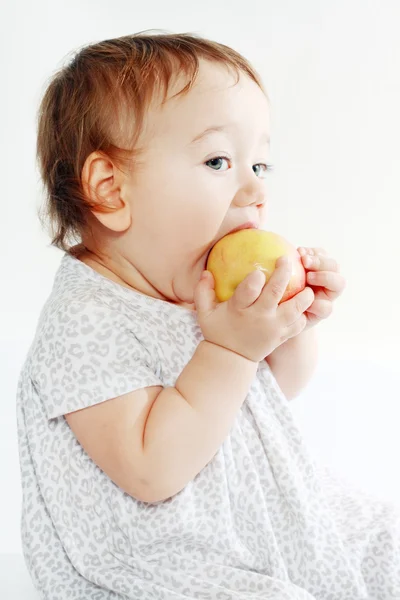 Jente som spiser eple – stockfoto