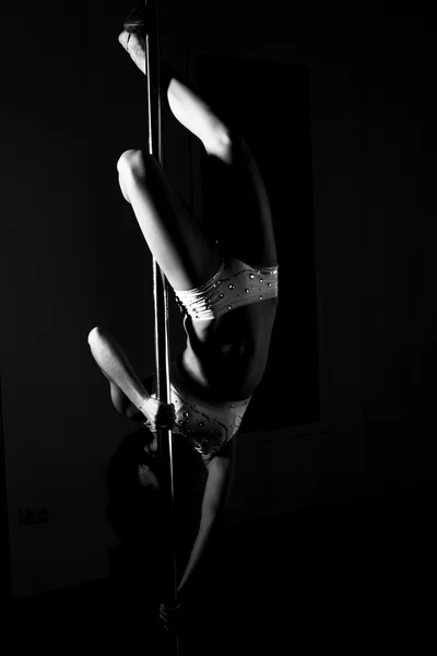 Pole dance donna — Foto Stock