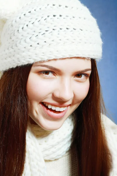 Winterfrau lächelt — Stockfoto