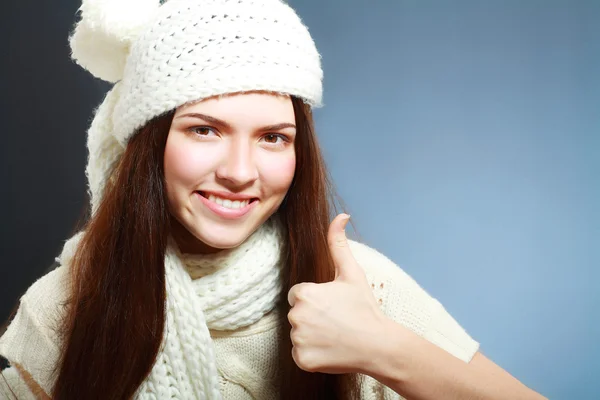 Inverno mulher polegares para cima — Fotografia de Stock