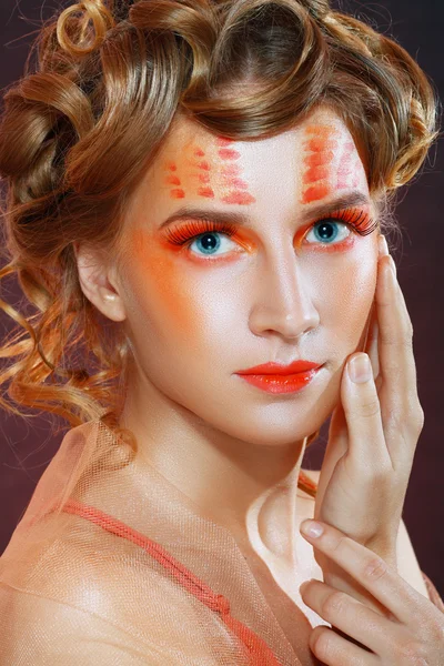 Femme au visage artistique orange — Photo