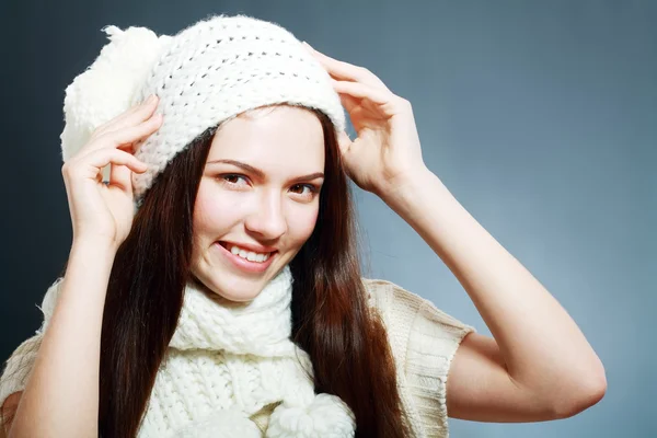 Vrouw kleding in warme muts — Stockfoto