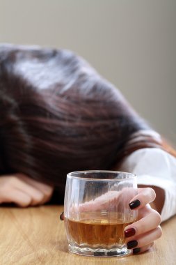 kadında depresyon içme alkol