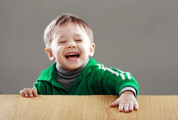 小さな男の子を笑ってください。 — ストック写真