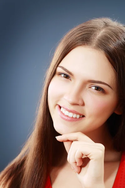 Mujer joven con hermosa sonrisa — Foto de Stock