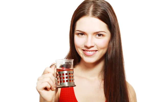 Красивая женщина пьет чай — стоковое фото