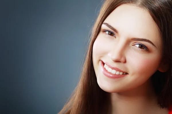 Junge brünette Frau denkt — Stockfoto