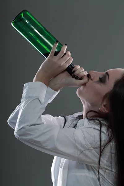 Mujer en depresión bebiendo alcohol — Foto de Stock