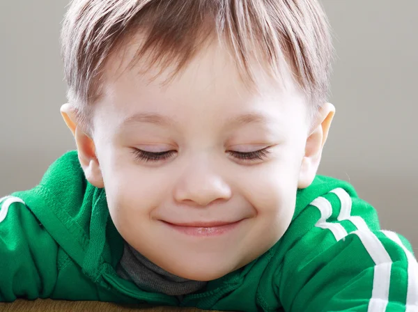 Lächelnder kleiner Junge — Stockfoto