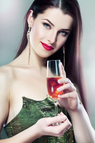 Žena drží sklenku šampaňského — Stock fotografie
