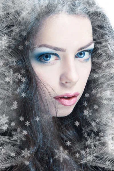 Жінка зі сріблясто-блакитним художнім макіяжем — стокове фото