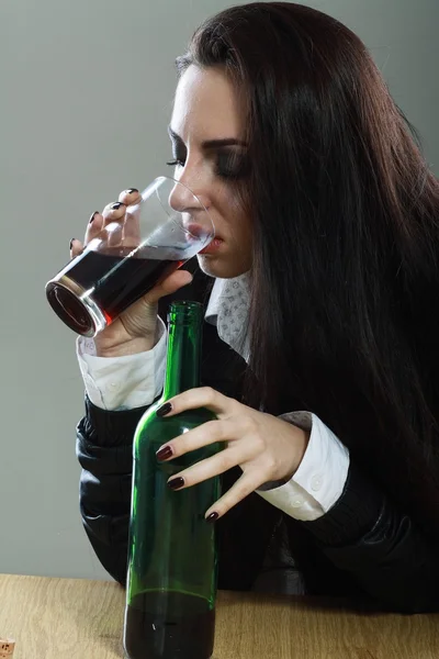 Mujer en depresión bebiendo alcohol — Foto de Stock