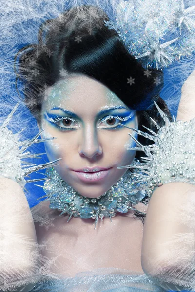 Vrouw met zilver blauw artistieke make-up — Stockfoto