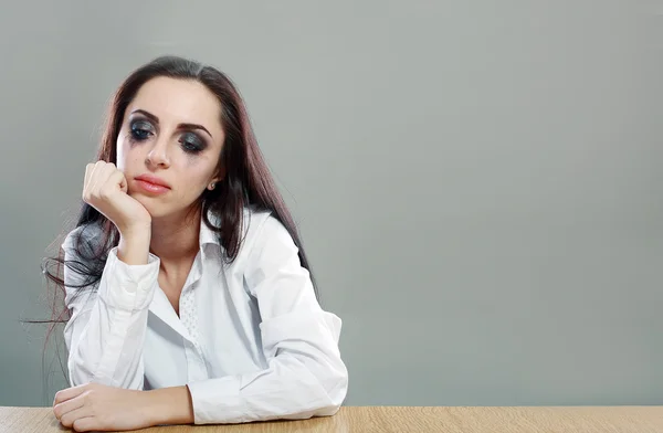 Mulher sentada na mesa e chorar — Fotografia de Stock