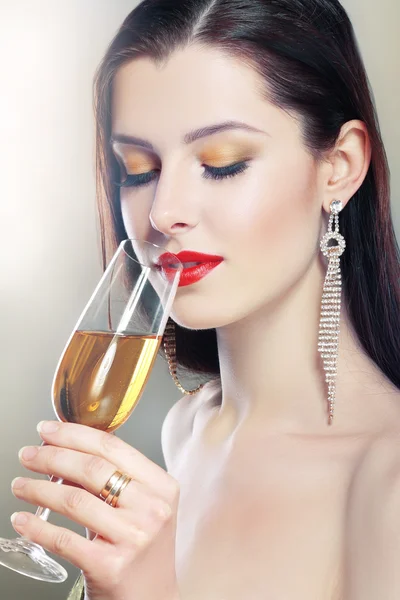 Mulher segurar uma taça de champanhe — Fotografia de Stock