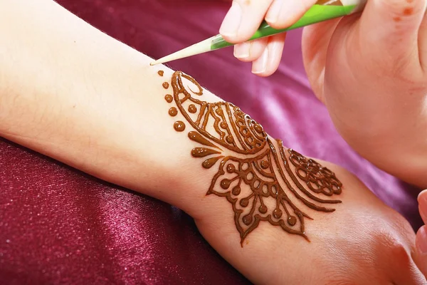 Henna wordt toegepast — Stockfoto