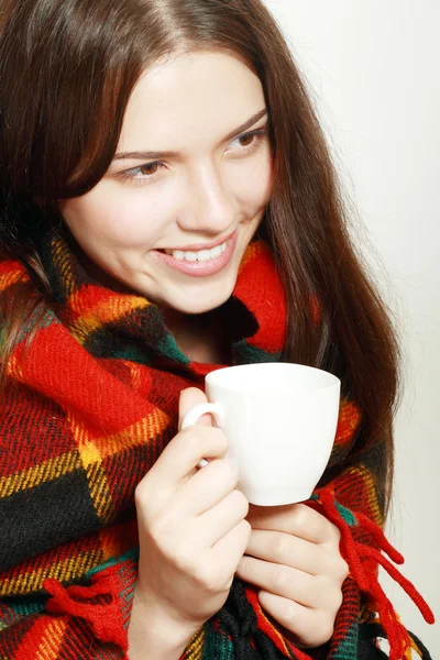 Vrouw drinken warme drank — Stockfoto