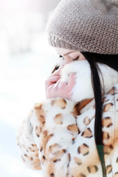 Vrouw in koude zonnige winter — Stockfoto