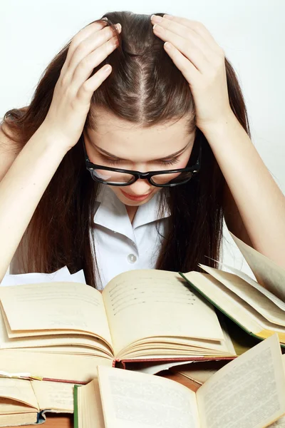 Studente ragazza con libri alla scrivania — Foto Stock