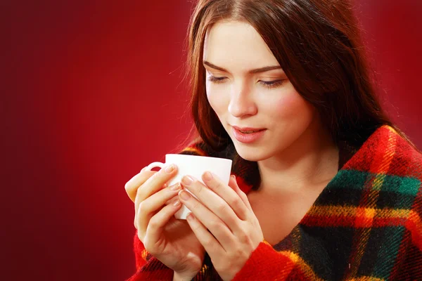 Vrouw drinken warme drank — Stockfoto