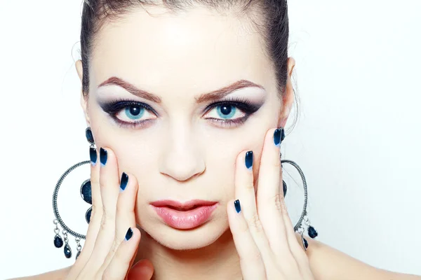 Mujer con ojos humeantes maquillaje — Foto de Stock