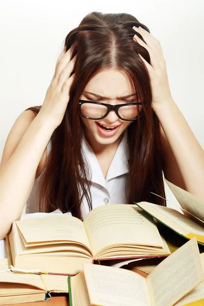 Studente ragazza con libri alla scrivania — Foto Stock