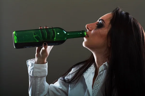 Woman in depression drinking alcohol — Stock Photo, Image