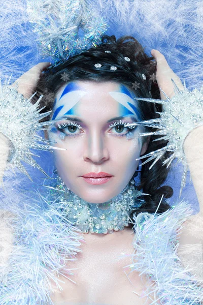 Femme avec maquillage artistique bleu argenté — Photo