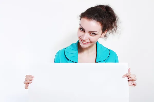 Vrouw houdt een grote lege kaart — Stockfoto